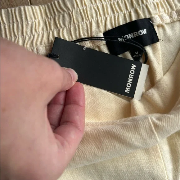 Monrow Buttercream Cropped Cotton Cargo Pants - Picture 6 of 10